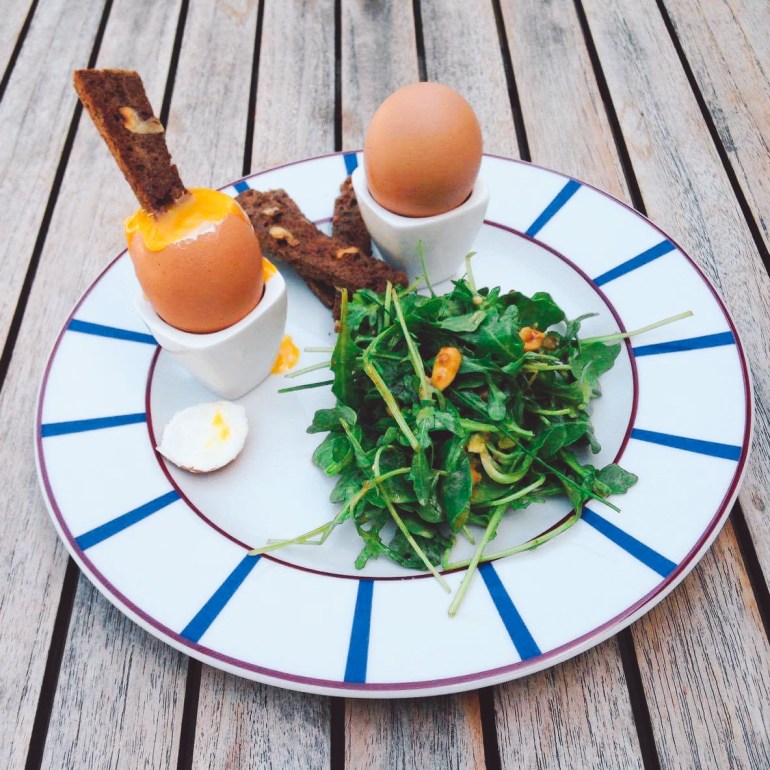 oeufs à la coque vitaliseur: mouillettes aux noix.jpg