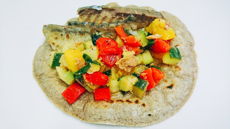 pancakes sarrasin:maquereaux:salade de poivrons.jpg