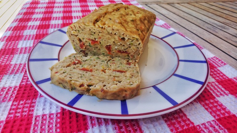 cake courgettes, tomates séchées, pignons.jpeg