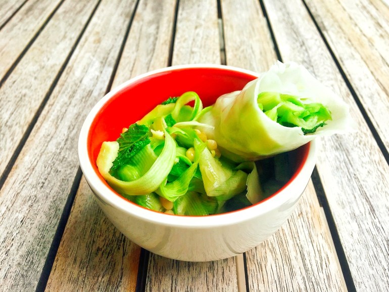 courgettes huile ara, nuoc mama, gingembre, menthe, pignons, courgettes vermicelles de riz dans le rouleau.jpeg