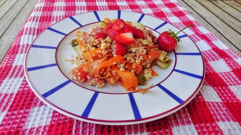 salade colorée de millet ( fraises etc)