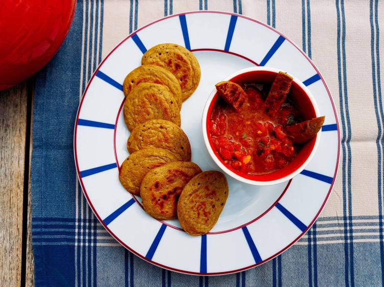 blinis au cumin, sauce tomate, menthe