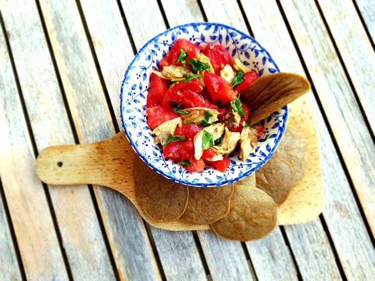 maquereaux tomates basilic et galettes de sarrasin ( 1 càs huile arachide, 4 càs farine de s, 10 càs eau, 1 pincée bicarb, 1 pincée sel) .jpg