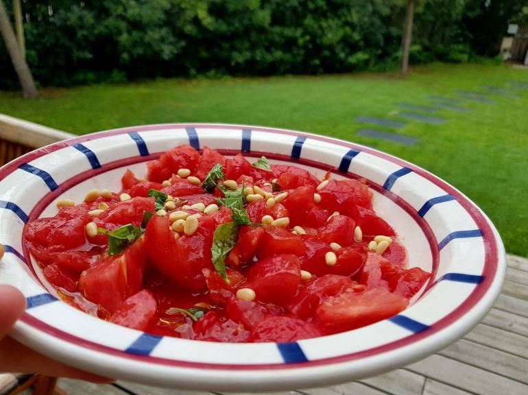salade de tomates basilic pignons.jpg