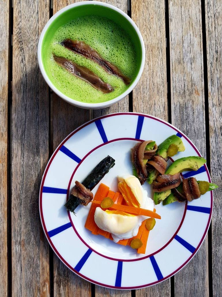 Soupe de courgettes et anchois, oeuf mollet sur carottes, avocat, cornichons et feuille nori .jpg